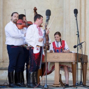 Krojované slavnosti: zpěv i tanec ve Valdštejnské zahradě