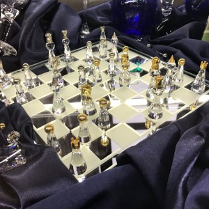 Křišťálový lev i skleněné šachy na výstavě protokolárních darů v Senátu